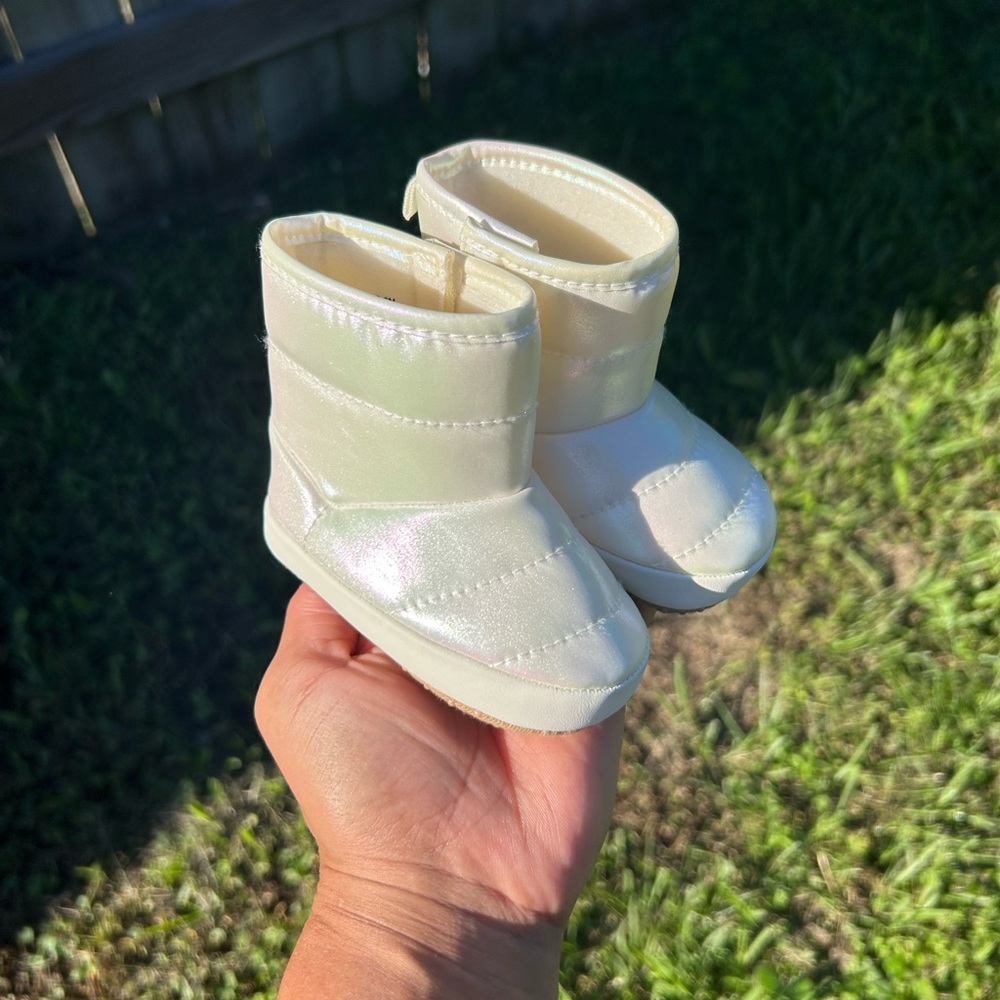 Iridescent 🤍🤍Snow Boots   Size 3-6mth